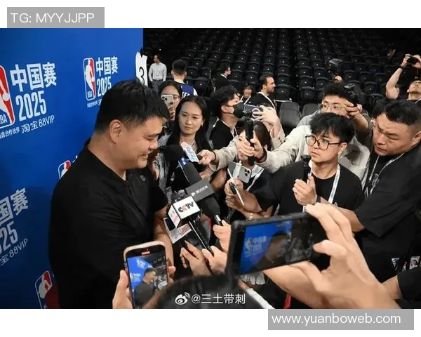 姚明走进会场引发热烈关注展现体育精神与社会责任的完美结合 姚明走进会场引发热烈关注展现体育精神与社会责任的完美结合